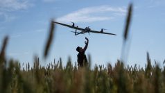 Ukrajinský voják vypouští v Charkovské oblasti průzkumný dron pro přelet nad pozicemi ruských vojsk