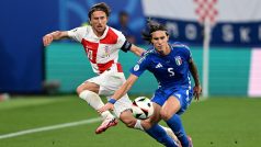 Luka Modrić a Riccardo Calafiori ve vzájemném souboji