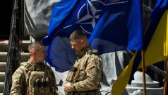 Vojáci ukrajinské prezidentské gardy okraji tiskové konference ukrajinského prezidenta Volodymyra Zelenského a generálního tajemníka NATO Jense Stoltenberga