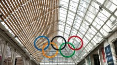Olympijské kruhy na pařížském nádraží Gare de Lyon