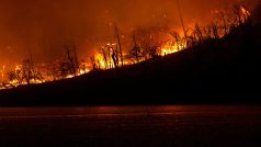 Hasiči bojují s lesním požárem poblíž města Oroville