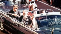 John F. Kennedy a Jackie Kennedyová v Dallasu 22. listopadu 1963