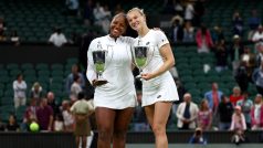 Taylor Townsendová a Kateřina Siniaková s trofejí pro vítězky čtyřhry ve Wimbledonu
