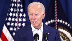 Biden přerušuje odpočinek a vrací se do Bílého domu