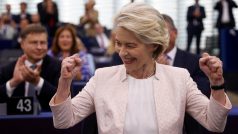 Ursula von der Leyenová se raduje poté co ji europoslanci znovu zvolili šéfkou Evropské komise