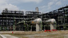 Nově uvedená ropná rafinerie Dangote v Ibeju-Lekki v Lagosu.