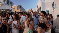 Turisté pozorují proslulý západ slunce na Santorini