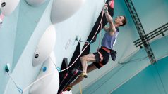 Lezec Adam Ondra při lezení na obtížnost v olympijském semifinále