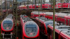 Vlaky dopravce Deutsche Bahn u frankfurtského hlavního nádraží