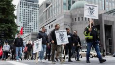 Odboráři ze svazu Teamsters protestují u sídla společnosti Canadian National Railway v Montrealu