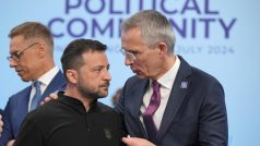 Ukrajinský prezident Volodymyr Zelenskyj hovoří s generálním tajemníkem NATO Jensem Stoltenbergem