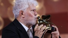 Režisér Pedro Almodovar se Zlatým lvem za nejlepší film za film The Room Next Door během 81. filmového festivalu v Benátkách, 7. září 2024