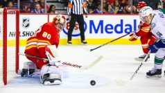 Brankář Calgary Flames Daniel Vladař v přípravném utkání