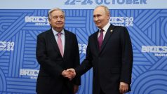 Antonio Guterres a Vladimir Putin na summitu BRICS v Kazani