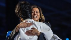 Kamala Harrisová s interpretkou Cardi B ve Wisconsinu