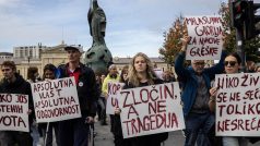 Demonstranti protestují před budovou vlády v Bělehradě. Protesty se konají v reakci na pád střechy železniční stanice v srbském Novém Sadu, při kterém zemřelo 14 lidí