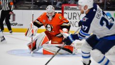 Lukáš Dostál za Anaheim Ducks brání před střelou Nikolaje Ehlerse z Winnipeg Jets (18. prosince 2024)