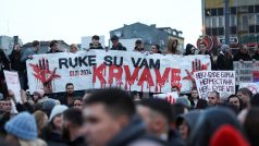 „Máte ruce od krve“ je jedním z hlavních sloganů protivládních demonstrací