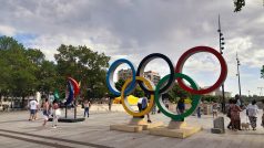 Olympijské kruhy na pařížském náměstí Bastille