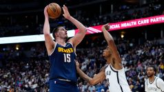 Basketbalista Denveru Nuggets Nikola Jokić zářil v zápase NBA proti Brooklynu Nets