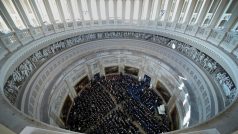 Původně se měla inaugurace tradičně konat před Kapitolem, dovnitř se ale poprvé po 40 letech přesunula kvůli mrazu