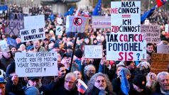 Demonstranti na protivládním protestu v Bratislavě, Slovensko, 24. ledna 2025