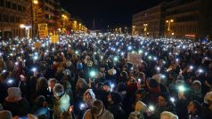 Protest v Berlíně proti migračním plánům lídra CDU/CSU a hlavního kandidáta na kancléře Friedricha Merze a krajně pravicové strany Alternativa pro Německo (AfD)