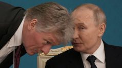 Ruský prezident Vladimir Putin a mluvčí Kremlu Dmitrij Peskov