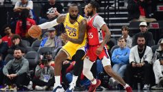 LeBron James z Los Angeles Lakers v souboji s Derrickem Jonesem Jr. z konkurenčních Clippers