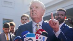 „Způsob, jakým Zelenskyj přistoupil k jednání s Trumpem, jak ho konfrontoval, bylo přehnané,“ řekl republikánský senátor Lindsey Graham před Bílým domem novinářům (28. února 2025)