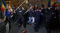 Střet příznivců krajně pravicového Calina Georgeska s policií