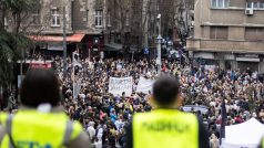 Studenti a protivládní demonstranti blokují přístup do budov srbské státní televize a rozhlasu (RTS) v Bělehradě