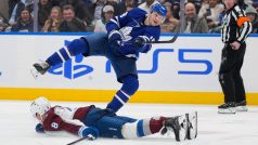 Útočník Toronta Maple Leafs Steven Lorentz (18) vstřelil vítězný gól přes roztaženého obránce Colorada Avalanche Calea Makara (8) během třetí třetiny ve Scotiabank Areně, 19. března 2025, Toronto.