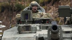 Britský princ William, princ z Walesu, se projíždí v tanku Challenger 2 při návštěvě výcvikového prostoru Merciánského pluku na vojenské základně Tapa v Estonsku, 21. března 2025