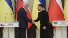 Český prezident Petr Pavel a ukrajinský prezident Volodymyr Zelenskyj si podávají ruce po společné tiskové konferenci uprostřed ruského útoku na Ukrajinu v Kyjevě 21. března 2025