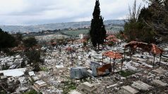 Pohled na hřbitov ve vesnici Khiam, který byl zničen během předchozích bojů mezi Hizballáhem a Izraelem