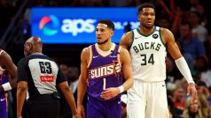 Devin Booker z Phoenixu Suns v přerušené hře s Janisem Adetokunbem z Milwaukee Bucks