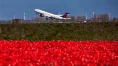 Airbus A330 společnosti Delta při vzletu z nizozemského letiště Schiphol