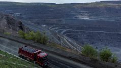 Nákladní auto u povrchového dolu Southern Iron Ore JV uprostřed ruského útoku na Ukrajinu v ukrajinském městě Kryvyj Rih 23. dubna 2025