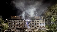 Pohled na místo, kde se nachází obytný dům zasažený ruským dronem během ruského útoku na Ukrajinu, v Záporoží na Ukrajině 1. května 2025