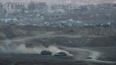 Izraelské tanky operují v Gaze u hranice mezi Izraelem a Gazou, 3. května 2025.