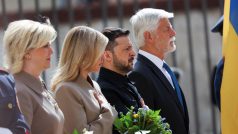 Český prezident Petr Pavel s manželkou Evou Pavlovou se setkávají s ukrajinským prezidentem Volodymyrem Zelenským a jeho manželkou Olenou Zelenskou na Pražském hradě v Praze 4. května 2025