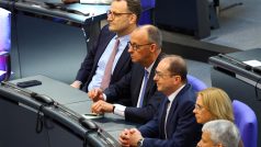 Friedrich Merz z Křesťanskodemokratické unie (CDU) poslouchá oznámení výsledků tajného hlasování během schůze dolní komory německého parlamentu