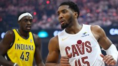 Cleveland, Ohio, USA; rozehrávač Cleveland Cavaliers Donovan Mitchell (45) běží po hřišti vedle útočníka Indiany Pacers Pascala Siakama (43) v první čtvrtině druhého zápasu druhého kola play-off NBA 2025 v Rocket Areně.