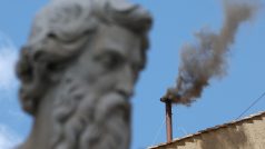 Z komína Sixtinské kaple stoupá černý kouř, který naznačuje, že o volbě nového papeže nebylo rozhodnuto