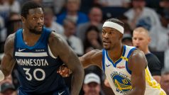 Julius Randle z Minnesoty v souboji s Jimmy Butlerem z Golden State Warriors