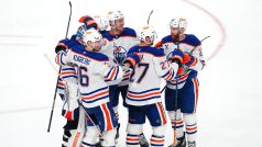 Hokejisté Edmontonu se radují z výhry. V sérii nad Vegas vedou už 2:0.