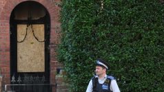 Policista stojí před domem britského premiéra Keira Starmera poté, co ho poškodil žhář