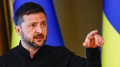 Ukrajinský prezident Volodymyr Zelenskyj hovoří k médiím na tiskové konferenci uprostřed ruského útoku na Ukrajinu v Kyjevě 13. května 2025