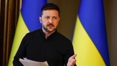 Ukrajinský prezident Volodymyr Zelenskyj hovoří k médiím na tiskové konferenci uprostřed ruského útoku na Ukrajinu v Kyjevě 13. května 2025